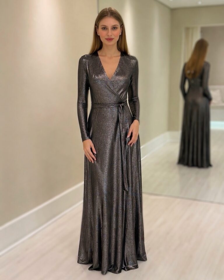 Vestido longo transpassado preto e prata com brilho sutil, decote em V, mangas longas e faixa na cintura