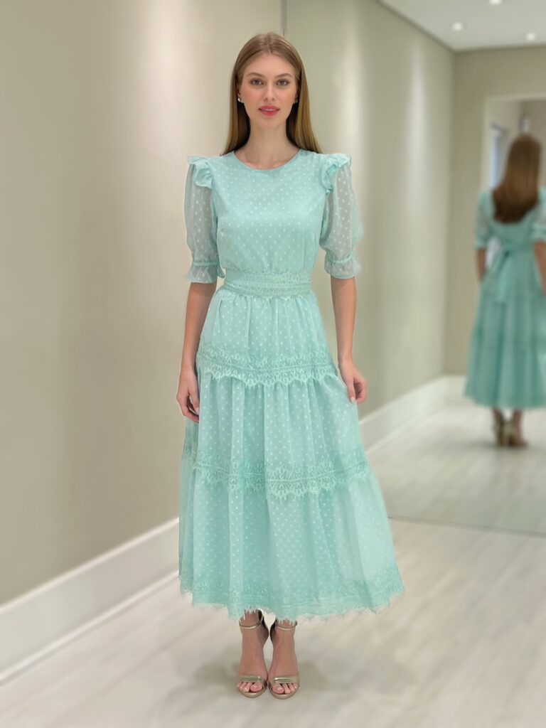 Vestido midi verde com poás sutis, mangas bufantes transparentes e saia em camadas com babados