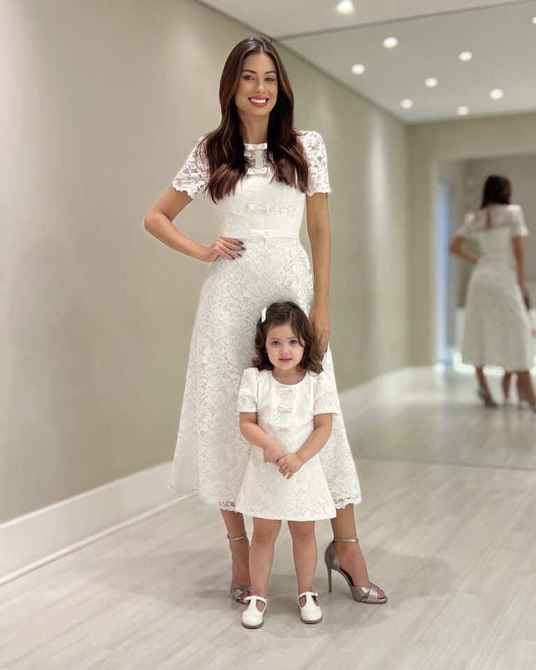 Vestido infantil off white em renda floral com mangas curtas, laços frontais e saia até os joelhos