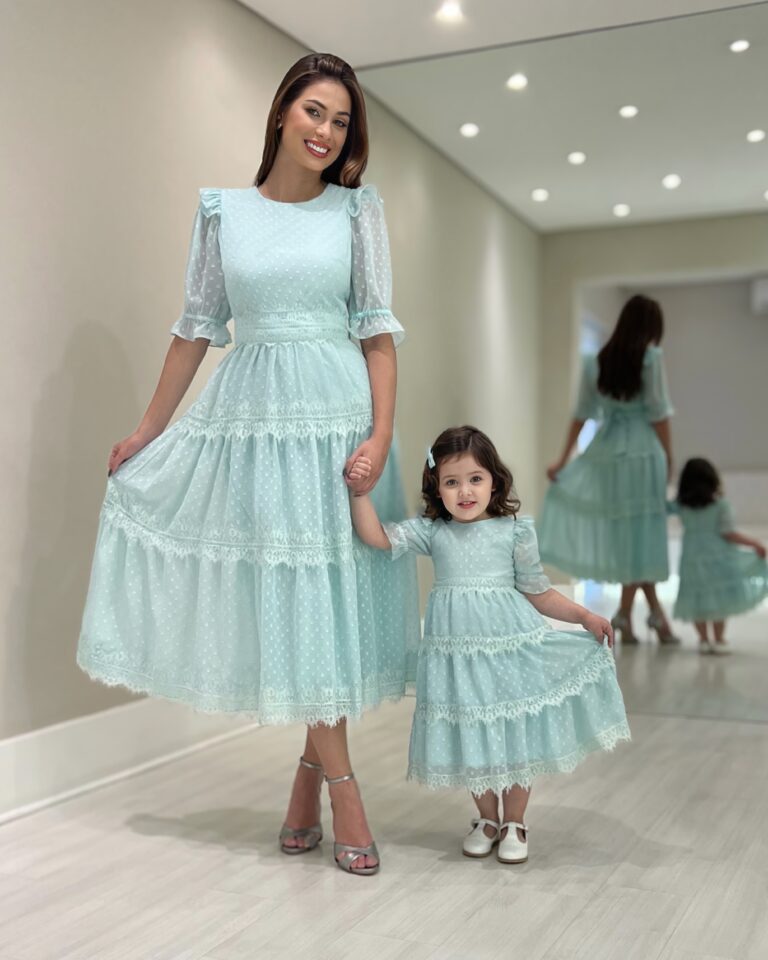 Vestido infantil Petit Naná verde em georgette maquinetado com caimento fluido