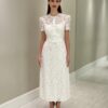 Vestido midi off white em renda com mangas curtas, gola fechada e laços frontais