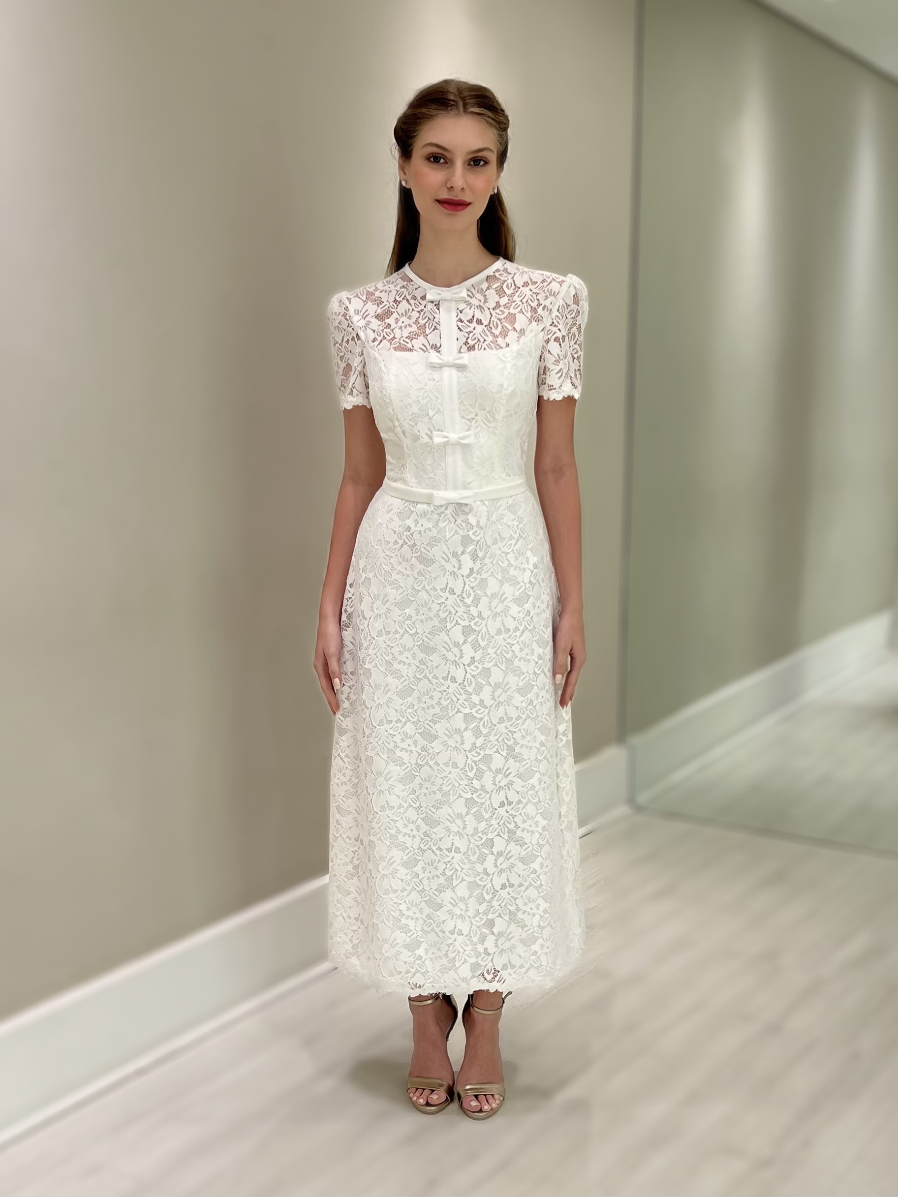 Vestido midi off white em renda com mangas curtas, gola fechada e laços frontais