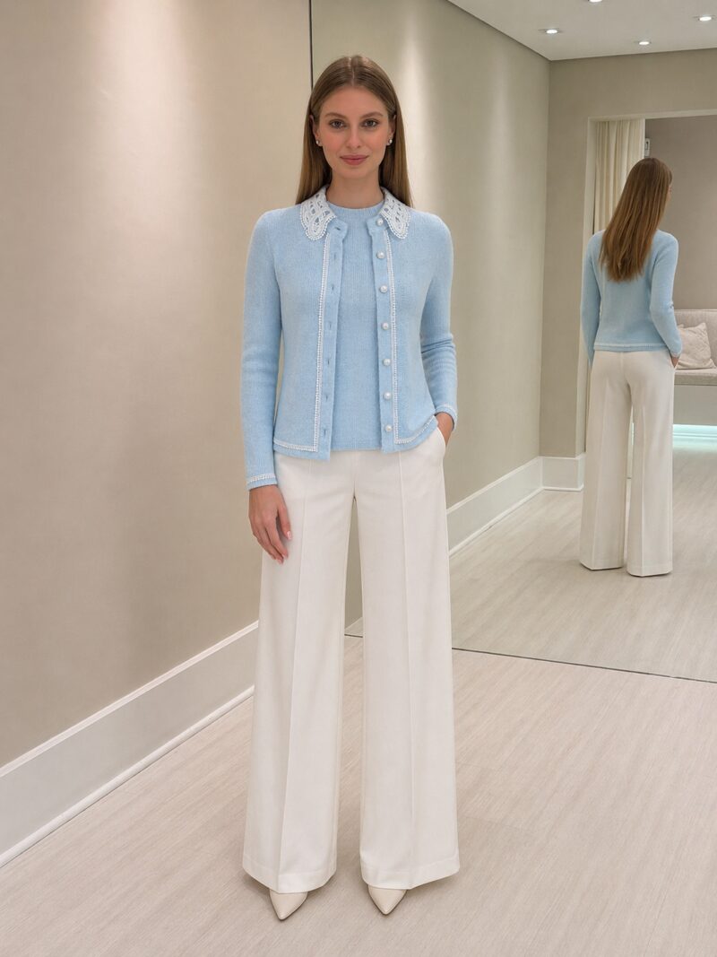 Modelo usando cardigan azul claro ajustado ao corpo com botões frontais e gola bordada