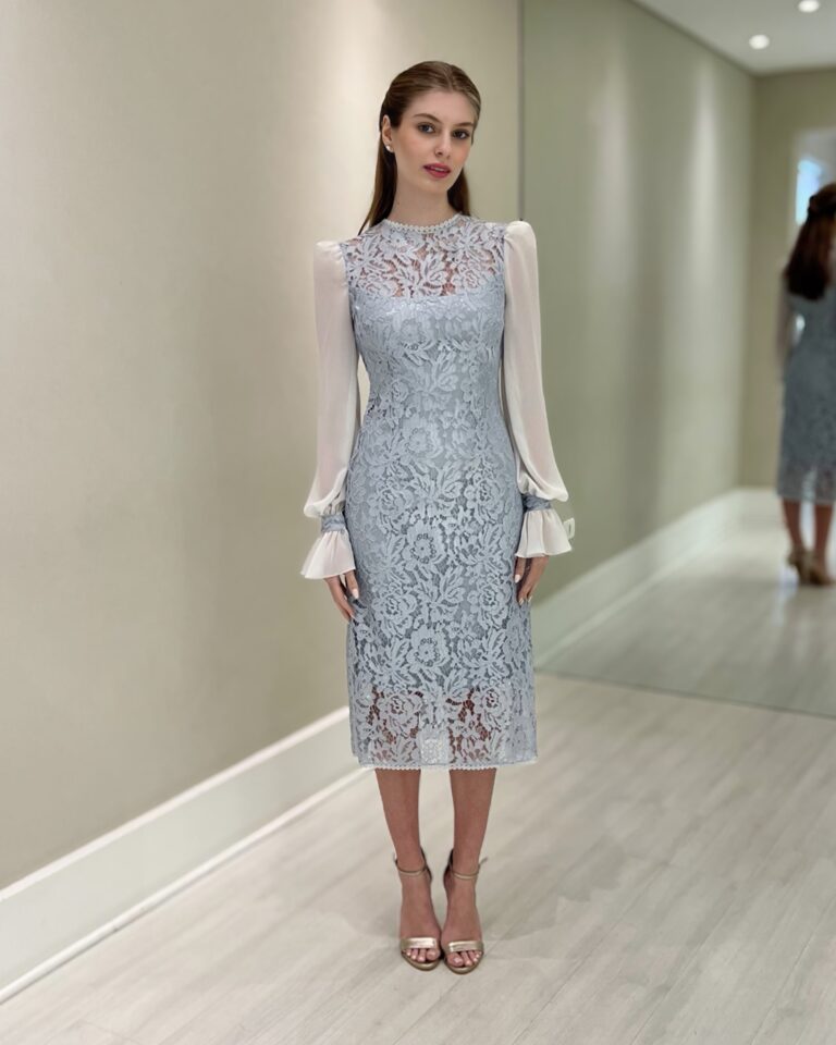 Vestido midi azul claro com renda francesa, mangas longas bufantes translúcidas e punhos franzidos