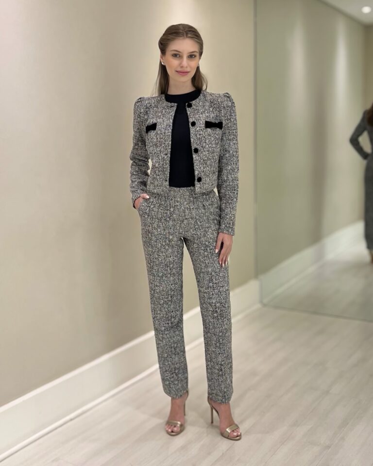 Calça reta em tweed preto com pontos de cor, usada com blazer cropped coordenado e salto alto