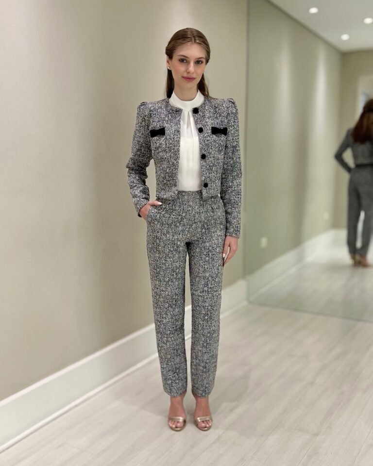 Casaqueto feminino em tweed preto com pontos de cor, botões frontais e detalhes em veludo preto