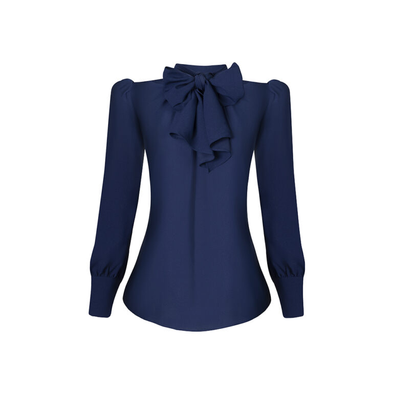 Camisa azul-marinho lisa com gola laço, mangas longas levemente bufantes e barra arredondada