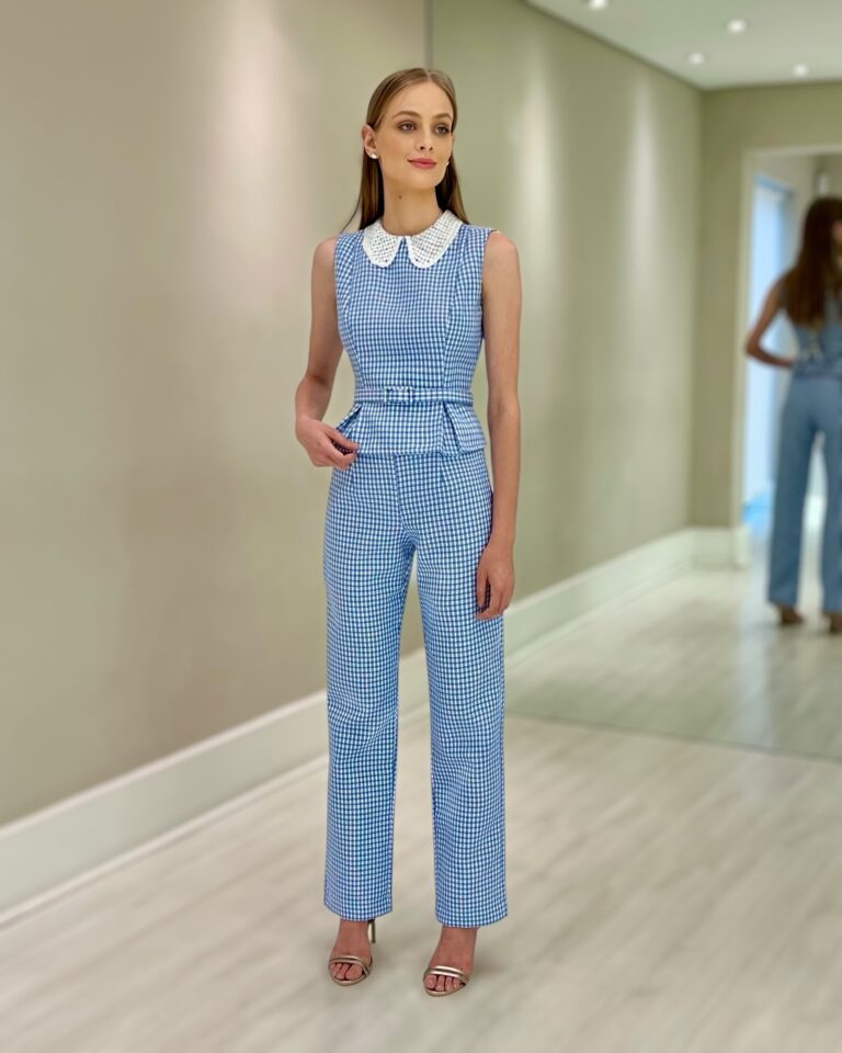 Calça de alfaiataria em tweed azul xadrez usada com blusa sem mangas em estúdio