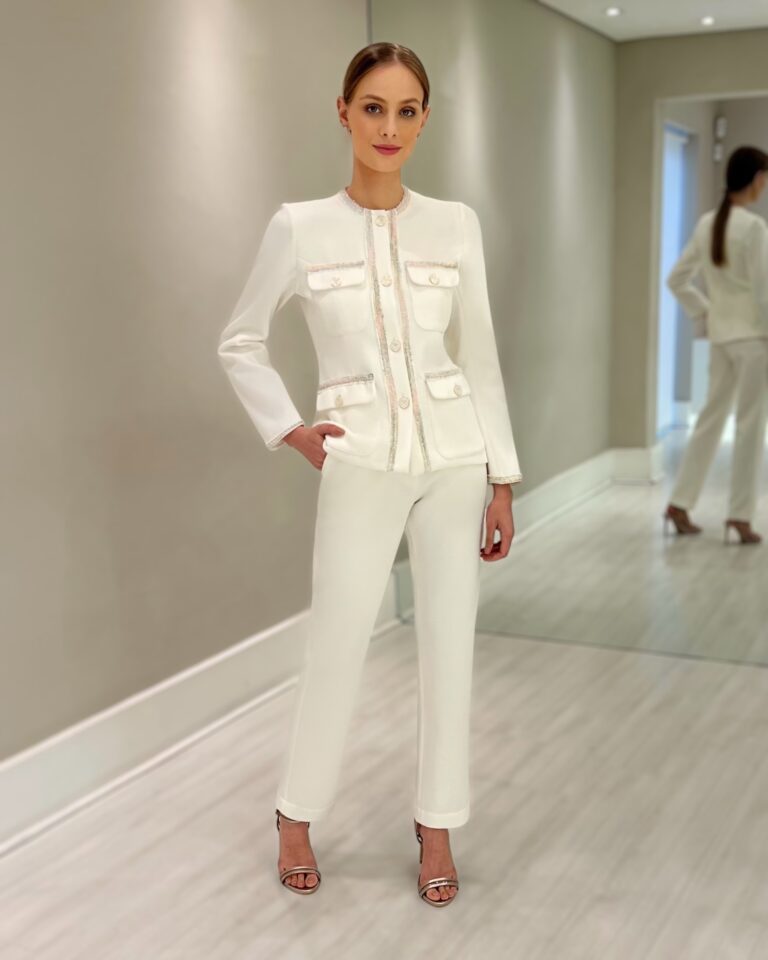 Calça reta off white de alfaiataria em conjunto com blazer branco estruturado