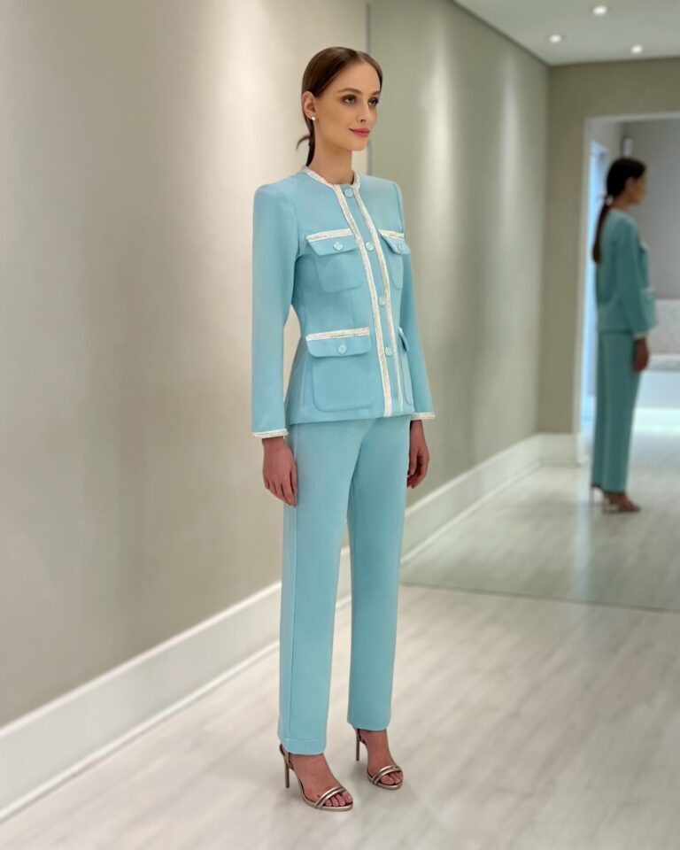 Calça reta feminina Tiffany em conjunto de alfaiataria azul-claro