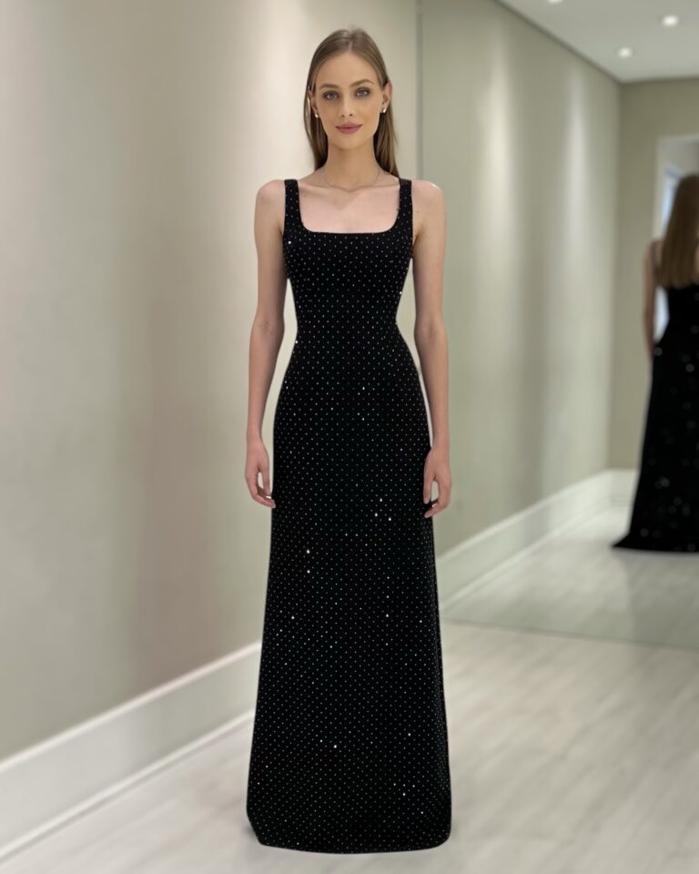 Vestido longo preto com aplicações de brilho, decote quadrado e alças largas em estúdio
