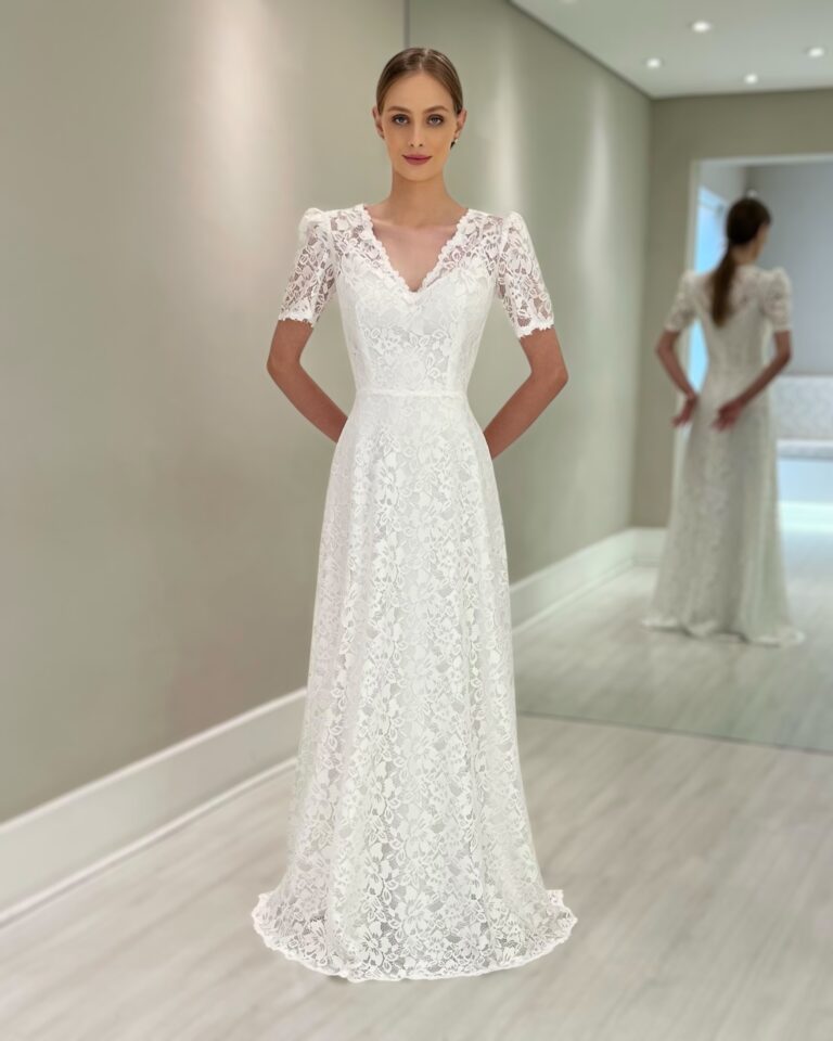 Vestido longo de renda off white com mangas curtas e decote V