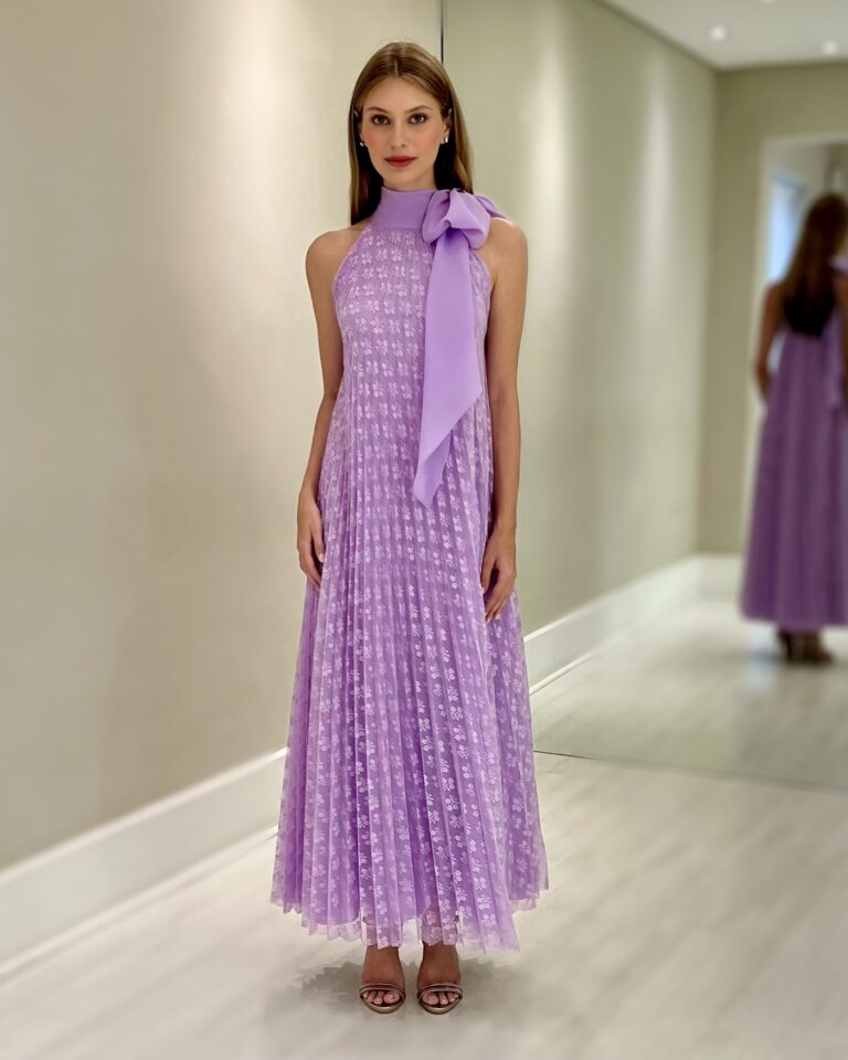 Vestido longo lilás plissado sem mangas, com gola alta e laço no ombro
