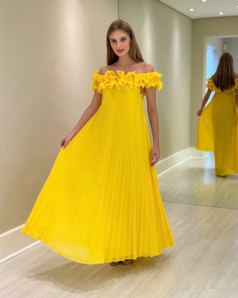 Vestido longo amarelo em georgette plissado com decote ombro a ombro e babados no busto