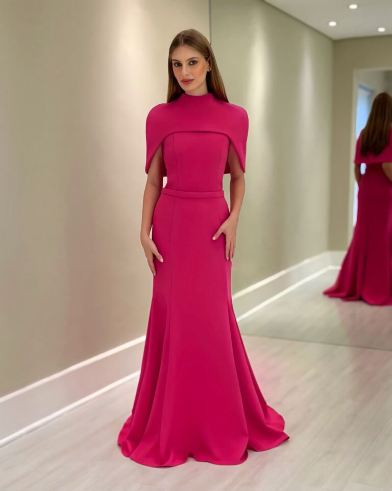Modelo vestindo vestido longo pink em crepe tomara que caia com pelerine sobre os ombros