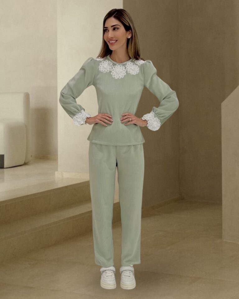 Blusa verde claro de mangas longas com gola e punhos em renda branca, combinada com calça verde claro