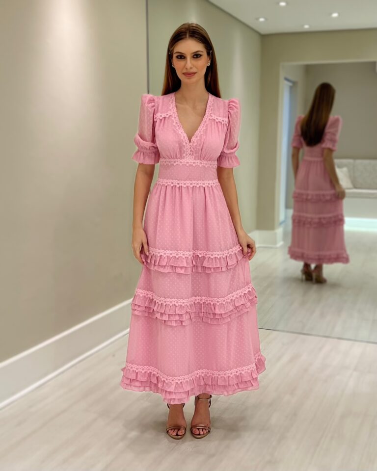 Vestido longo rosa com decote em V, mangas bufantes, cintura marcada e saia com babados