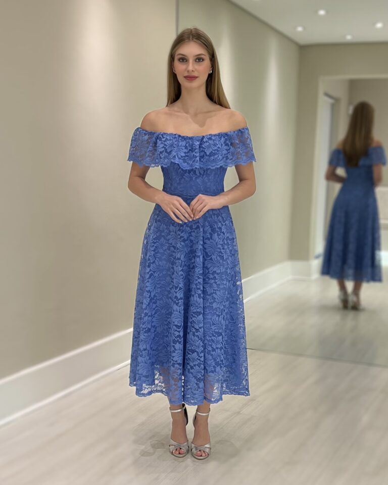 Vestido midi azul em renda floral com decote ombro a ombro, babado e saia em linha A