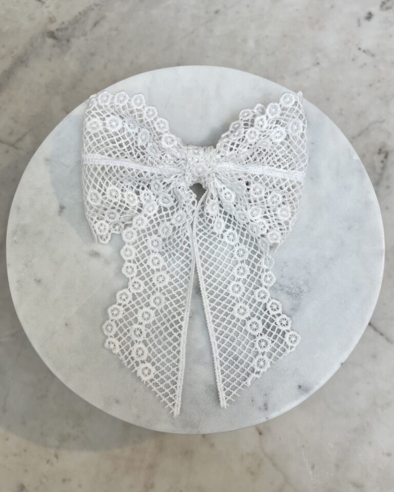 Laço Lu em renda guipir off white com trama floral vazada e bordas detalhadas