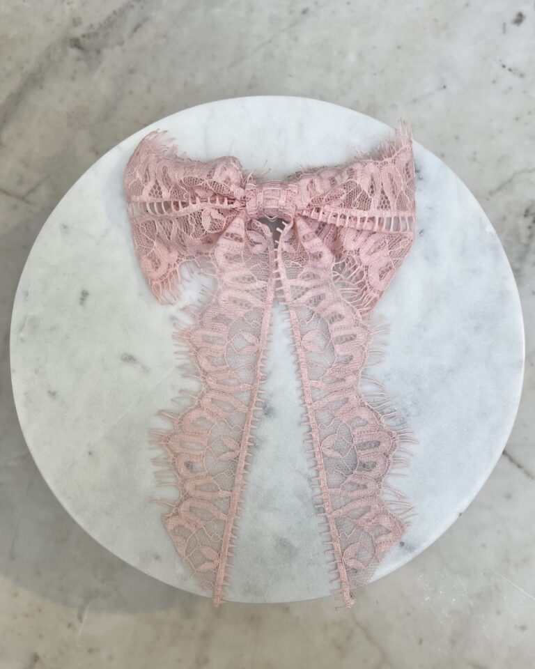 Laço Any nude em renda chantilly com bordas trabalhadas e pontas soltas
