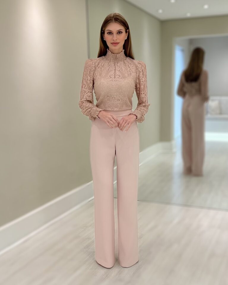 Camisa Violeta nude em renda com gola alta, mangas bufantes e punhos ajustados