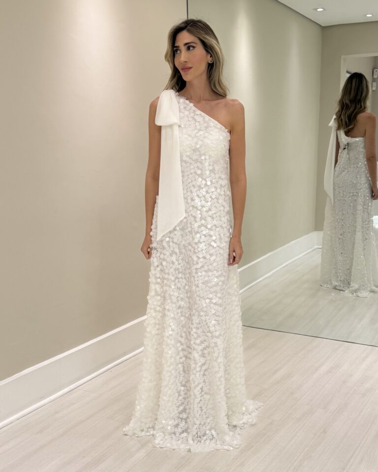 Vestido longo branco de um ombro só com laço no ombro e aplicações brilhantes texturizadas