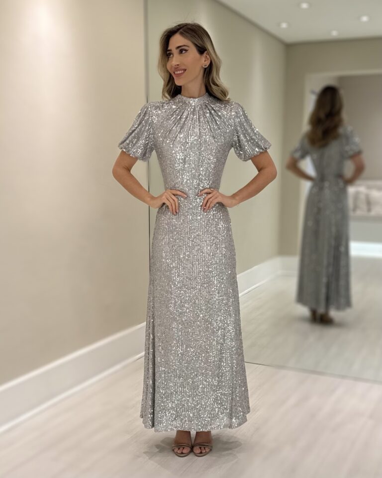 Vestido longo prata em paetês com mangas bufantes, cintura marcada e saia evasê fluida