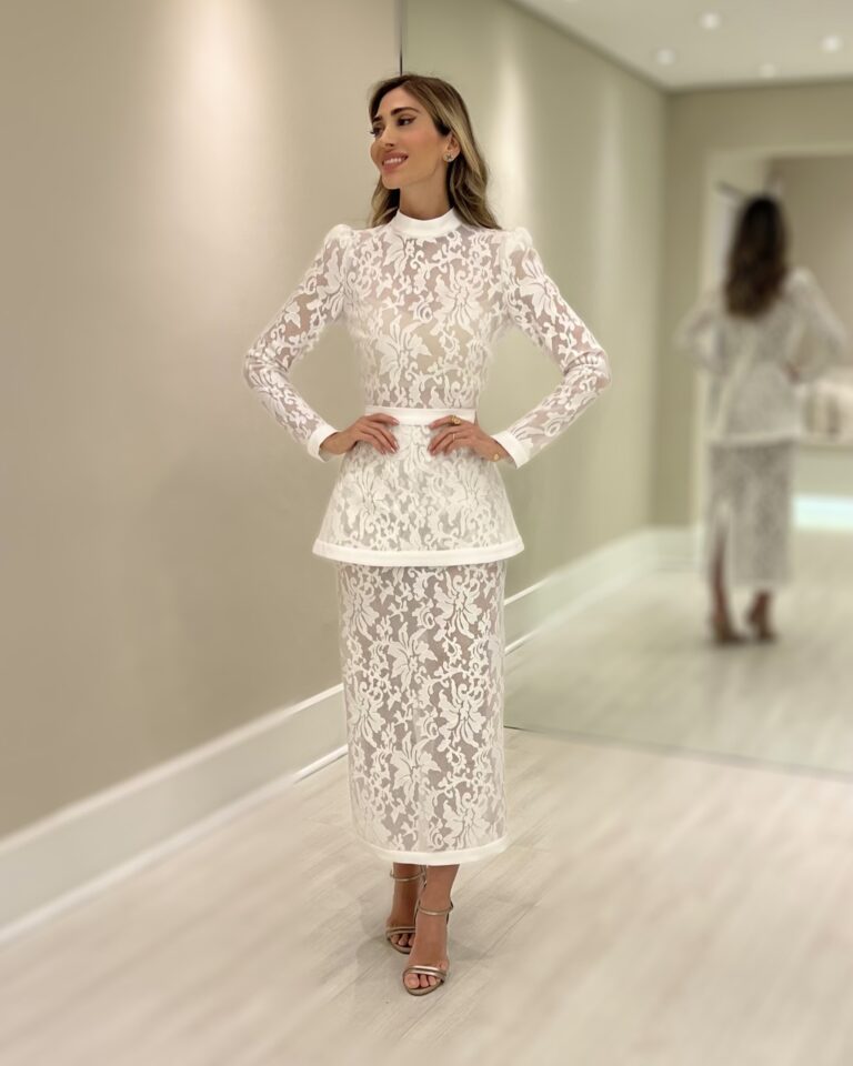 Vestido midi off white em renda floral com mangas longas, gola alta e basque opcional
