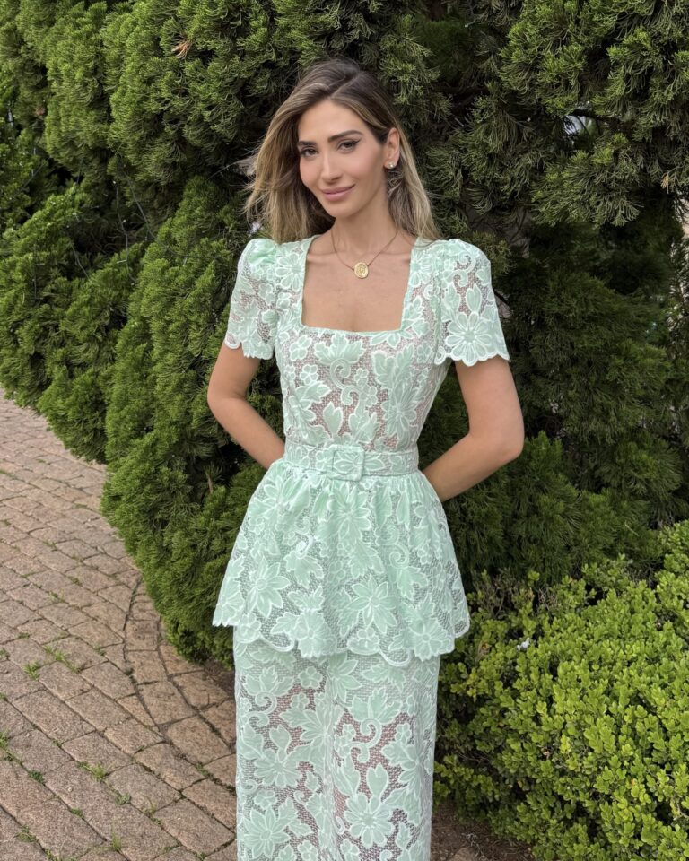 Blusa Alba verde em renda floral com decote quadrado, mangas curtas, peplum e cinto na cintura