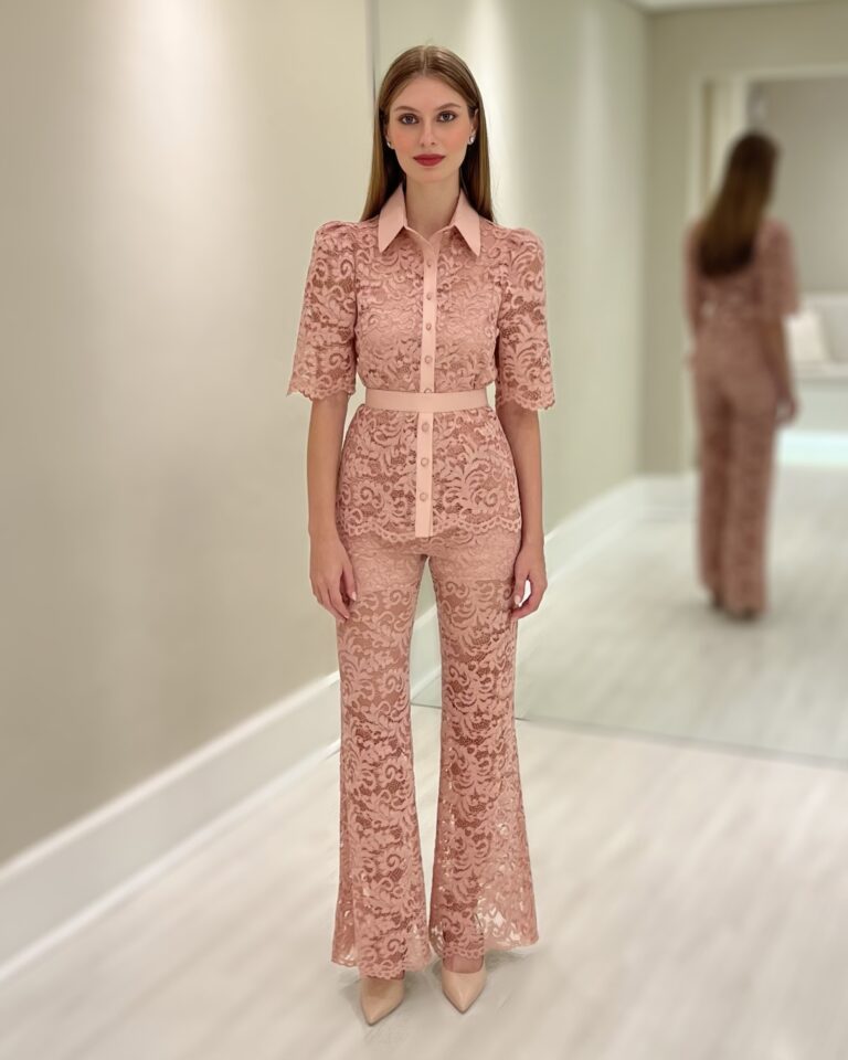 Calça flare nude em renda floral translúcida com cintura alta e barra ampla
