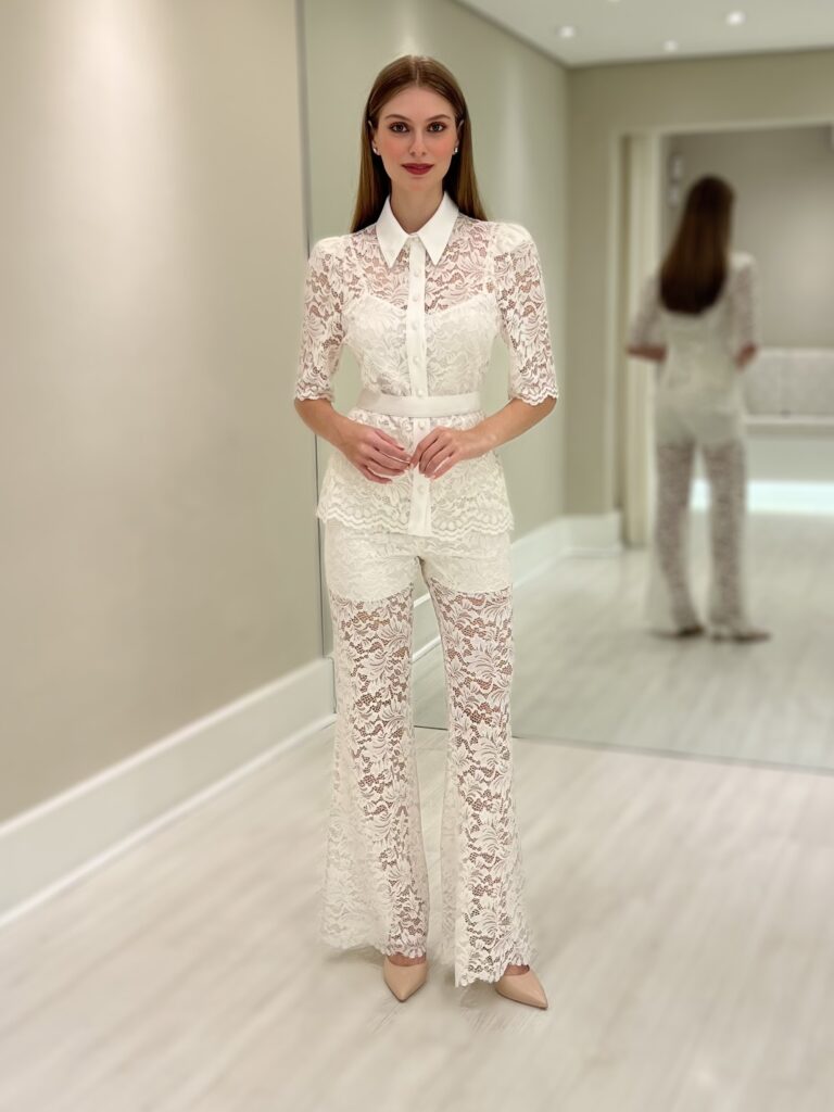 Calça flare branca em renda com modelagem ajustada e abertura a partir dos joelhos