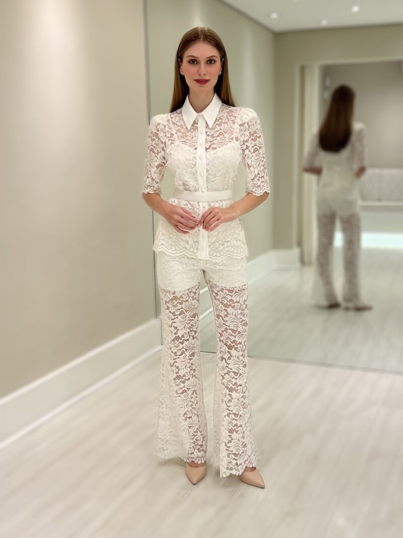 Calça May de renda branca com zíper lateral, vista frontal