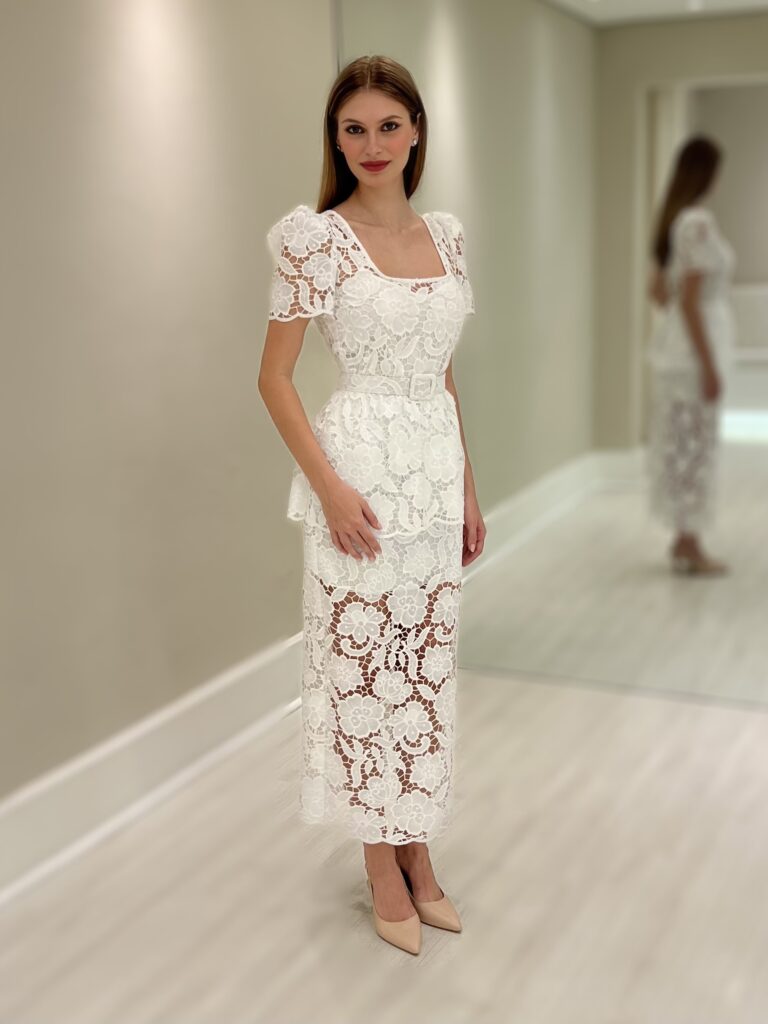 Blusa branca em renda floral com decote quadrado, mangas curtas, cintura marcada e modelagem peplum