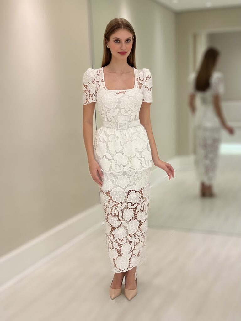 Saia midi branca em renda com padronagem floral e silhueta reta