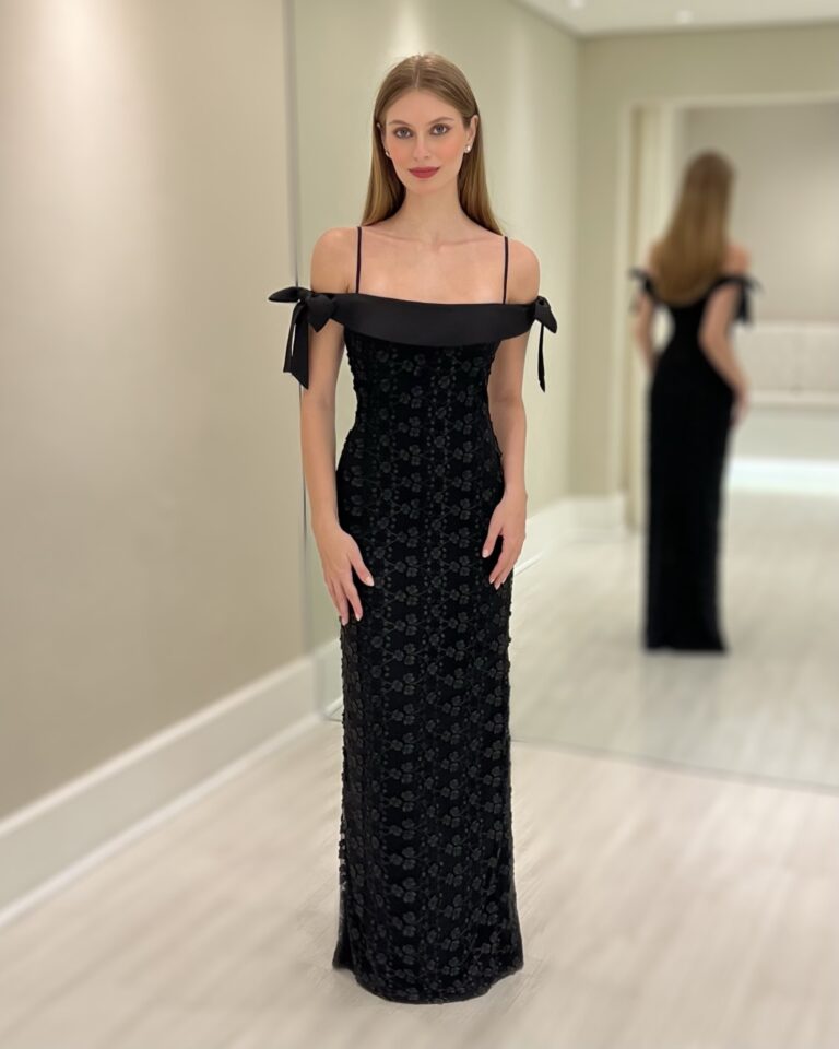 Vestido longo preto em renda texturizada com alças finas e laços nos ombros