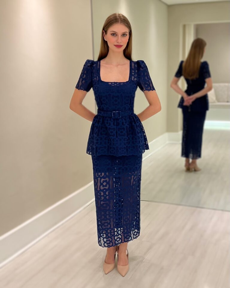 Saia midi branca em renda com padronagem floral e modelagem reta