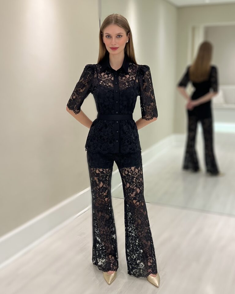 Camisa Margot preta em renda floral com mangas levemente bufantes, regata e cinto