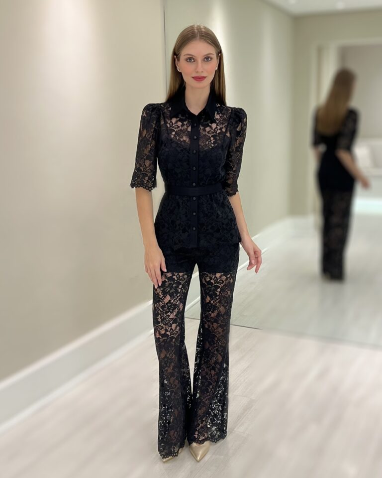 Calça flare preta em renda floral com cintura alta e transparência na barra