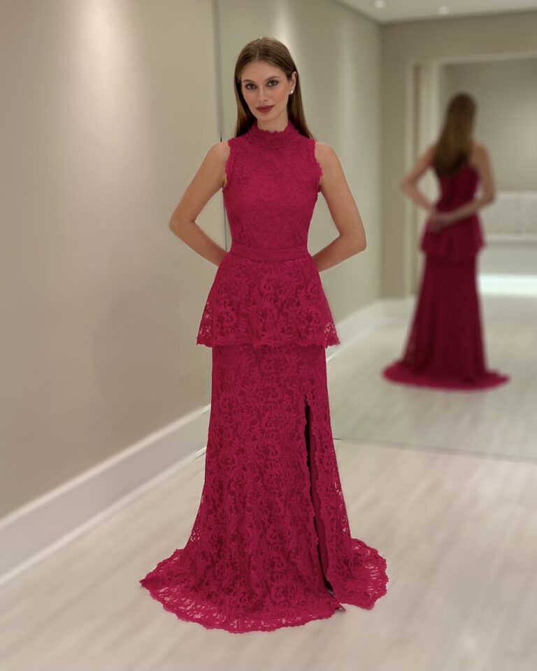 Vestido longo pink em renda com basque na cintura, saia fluida e fenda frontal