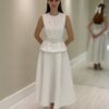 Saia Lili em tweed branco, cintura marcada e caimento amplo