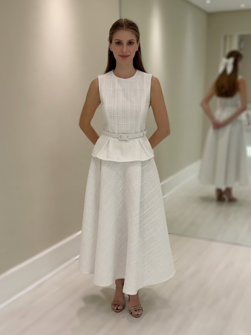 Saia Lili em tweed branco, cintura marcada e caimento amplo