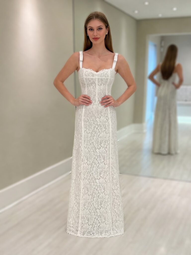 Vestido longo off white em renda com busto estruturado, basque na cintura e saia ajustada com cauda suave
