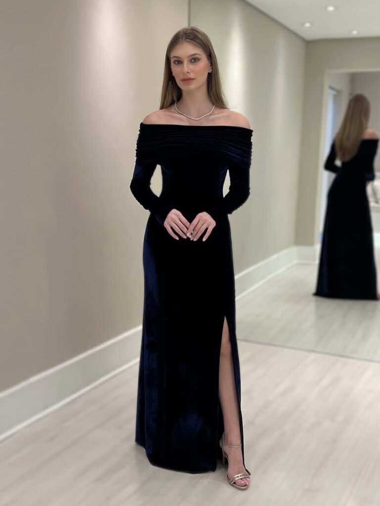 Vestido longo de veludo azul ombro a ombro com fenda lateral