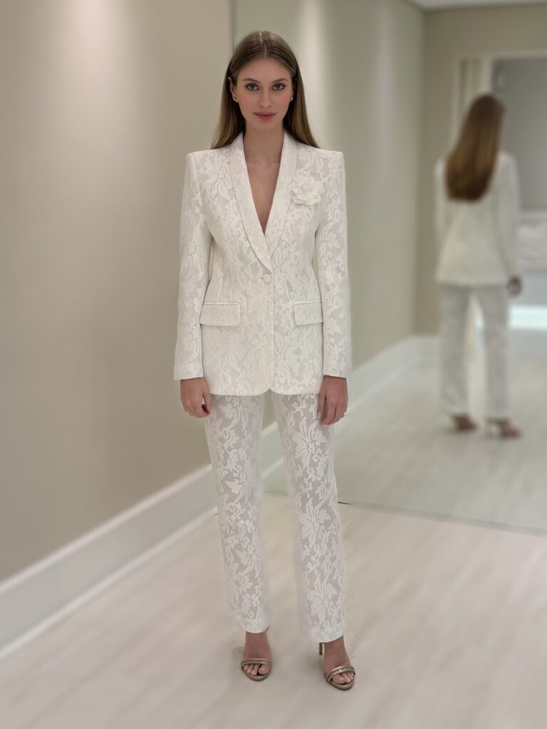 Blazer de renda off white estruturado com lapelas clássicas e bolsos com lapela