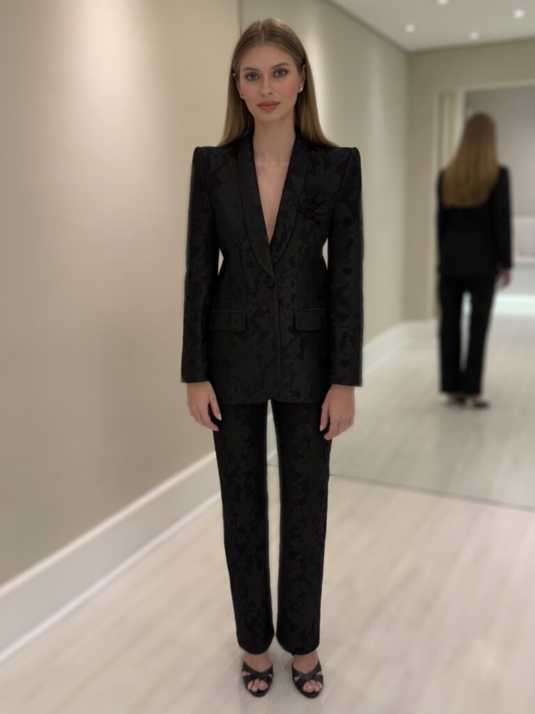 Blazer preto de renda com textura floral tom sobre tom, corte estruturado e comprimento na altura do quadril