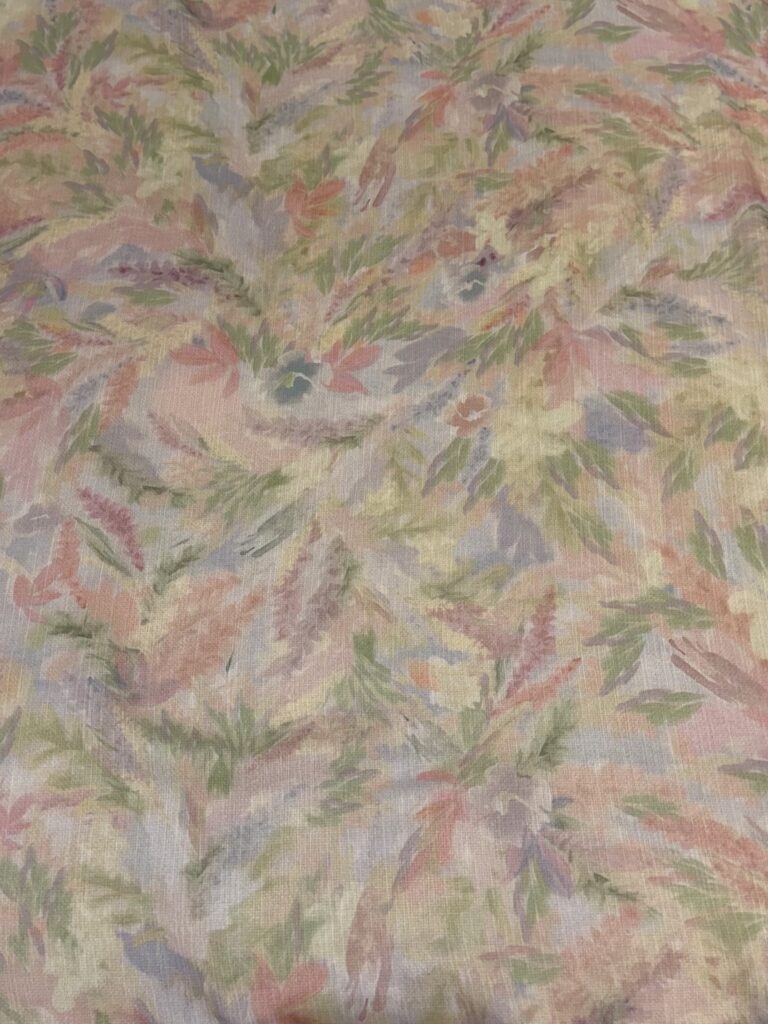 Lenço com estampa abstrata em tons pastel de verde, rosa, lilás e bege