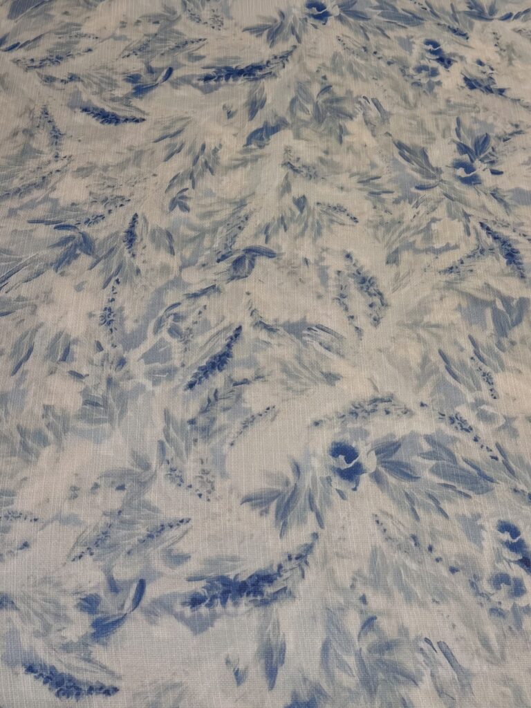 Lenço azul com estampa abstrata em tons de azul claro e azul intenso