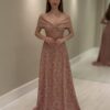Vestido longo nude em renda com busto drapeado, decote ombro a ombro e saia fluida
