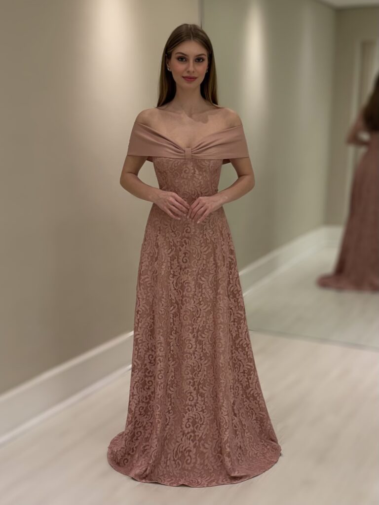 Vestido longo nude em renda com busto drapeado, decote ombro a ombro e saia fluida
