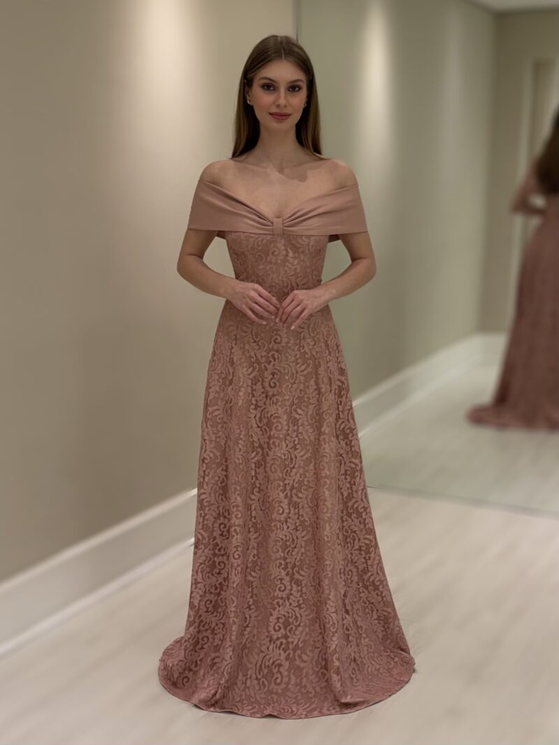 Vestido longo nude em renda com busto drapeado, decote ombro a ombro e saia fluida